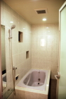 自由なデザインの個性的なタイル張り浴室