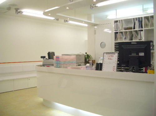 【内観】間接照明を使い軽い印象を与えるデザイン家具011｜デザイナーズ店舗